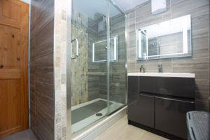 Shower room- click for photo gallery